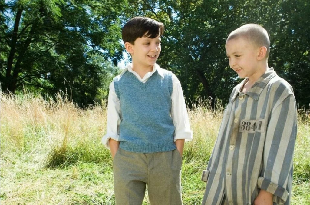 Кадр из фильма Мальчик в полосатой пижаме. Два мальчика на фоне деревьев.