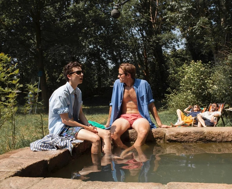 Киноактер Арми Хаммер вместе с Тимоти Шаламе сидят возле бассейна.