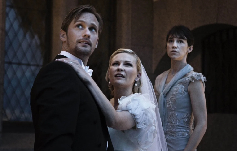 Шведский актер Александр Скарсгард и Кристен Данст в свадебном платье.