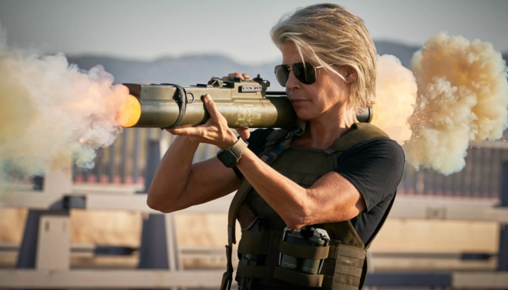 Линда Хэмилтон стреляет из гранатомета в фильме Генезис.