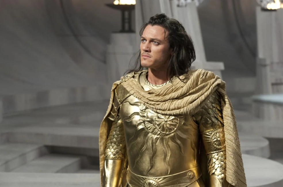 Актер Люк Эванс в роли бога Аполлона в золотых доспехах.