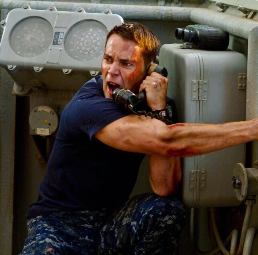 Актер Тейлор Китч звонит по военному телефону на корабле.