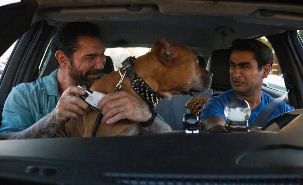 Актер Кумэйл Нанджиани в машине с собакой и Дейвом Батистой.
