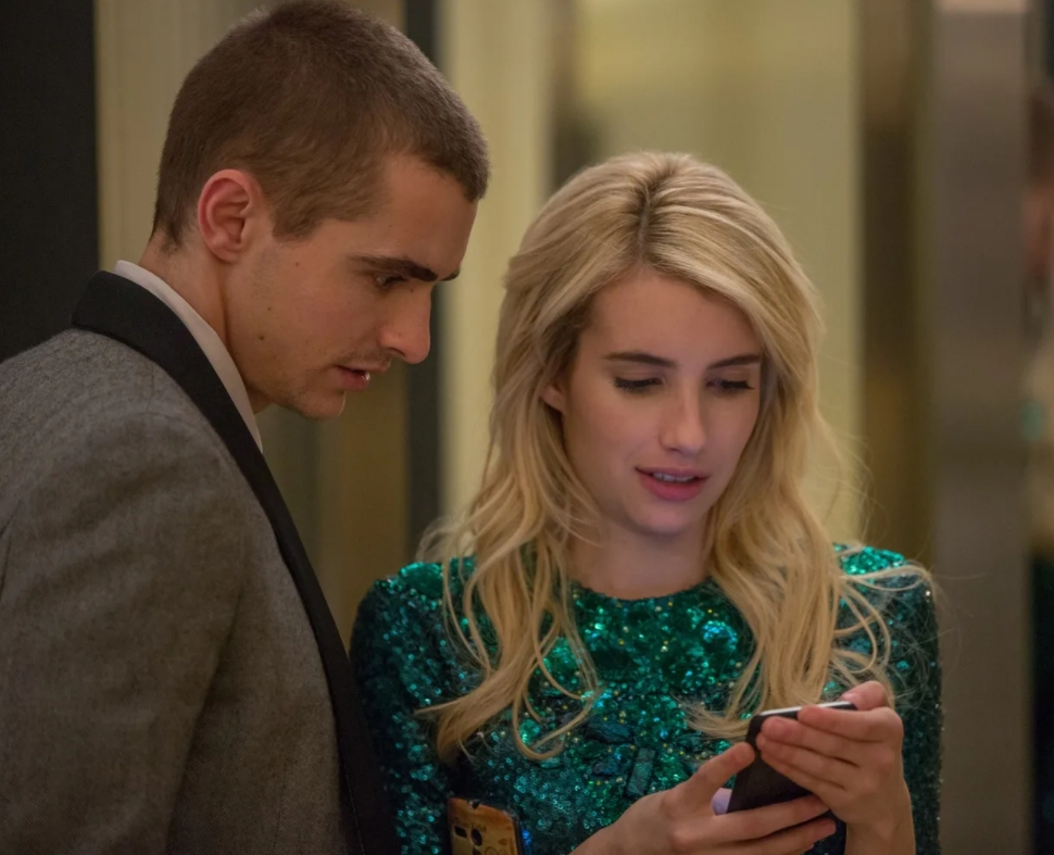 Актер Дэйв Франко и девушка смотрят в смартфон