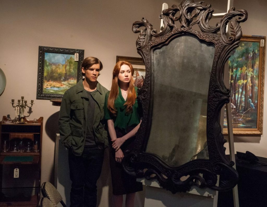 Актер Брентон Туэйтес с девушкой смотрят в зеркало
