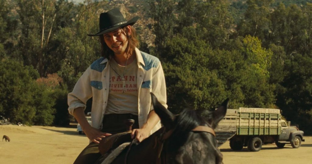 Актер Остин Батлер на лошади и в шляпе