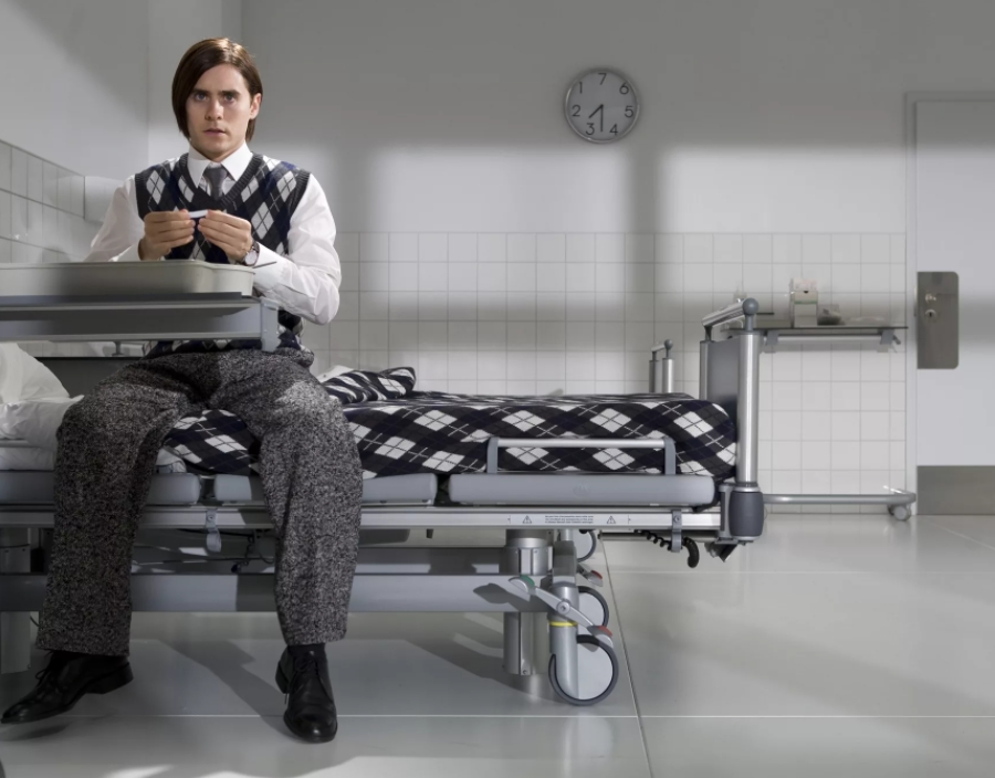 Актер и музыкант Джаред Лето сидит на кровате