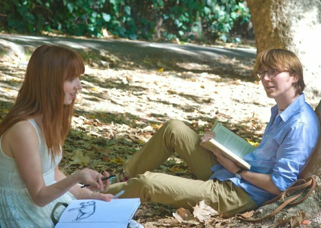Актер Пол Дано читает книгу с девушкой