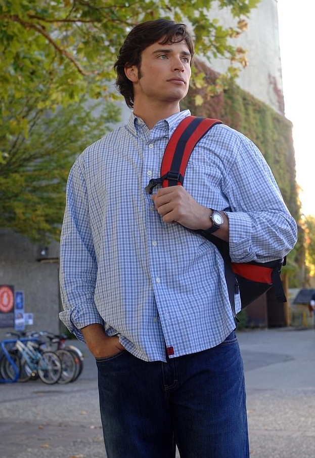 Актер Том Уэллинг с рюкзаком в клетчатой рубашке