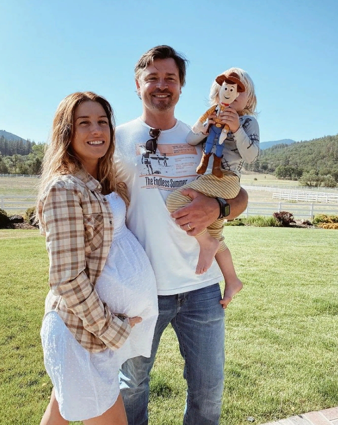 Актер Том Уэллинг с женой и сыном, 2021 год