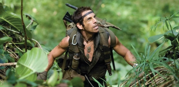 Актер Бен Стиллер в роли солдата идет по джунглям