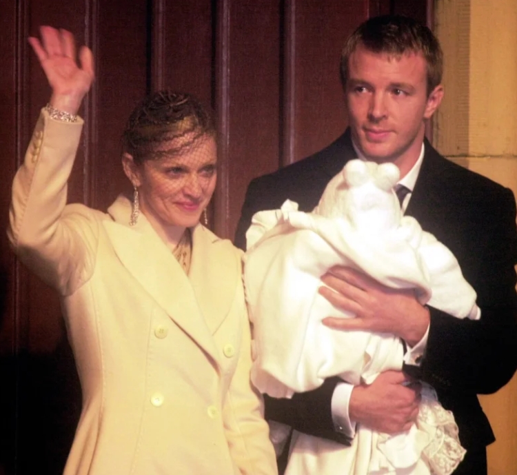 Мадонна и Гай Ричи с ребенком на руках