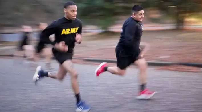 военнослужащие США занимаются бегом, спорт